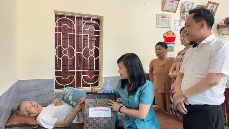 Xã Tam Hưng thăm hỏi, tặng quà các gia đình chính sách tại điểm dân cư Tam Hưng: Lan tỏa nghĩa tình, thấm đượm lòng tri ân- Ảnh 2.