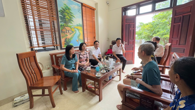 Xã Tam Hưng thăm hỏi, tặng quà các gia đình chính sách tại điểm dân cư Tam Hưng: Lan tỏa nghĩa tình, thấm đượm lòng tri ân- Ảnh 5.