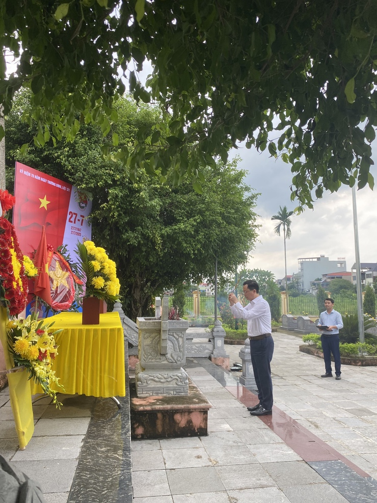 Xã Tiến Thắng trang trọng tổ chức lễ viếng nghĩa trang liệt sĩ nhân kỷ niệm 78 năm Ngày Thương binh - Liệt sĩ (27/7/1947 – 27/7/2025)- Ảnh 2.