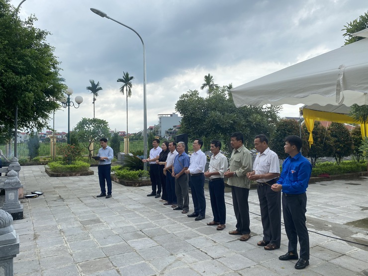 Xã Tiến Thắng trang trọng tổ chức lễ viếng nghĩa trang liệt sĩ nhân kỷ niệm 78 năm Ngày Thương binh - Liệt sĩ (27/7/1947 – 27/7/2025)- Ảnh 1.