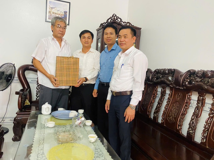 Hoạt động thăm, tặng quà cho các Thương binh, Bệnh binh, thân nhân gia đình chính sách, người có công trên địa bàn xã Thạch Thất nhân dịp kỉ niệm 78 năm ngày Thương binh, Liệt sĩ (27/7/1947 -27/7/2025)- Ảnh 6.