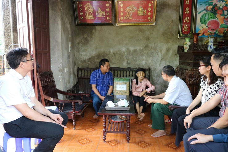 Mê Linh: Đồng chí Trần Thanh Hoài - Phó Bí thư Đảng ủy, Chủ tịch UBND xã thăm, tặng quà tri ân các gia đình chính sách- Ảnh 2.