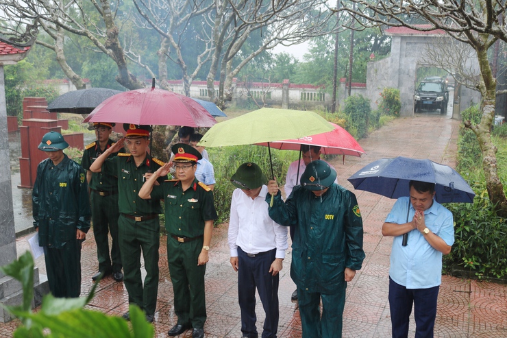 Lãnh đạo xã Phú Cát và Tiểu đoàn 2 – Cục Kỹ thuật Quân binh chủng tổ chức viếng nghĩa trang liệt sĩ nhân kỷ niệm 78 năm Ngày Thương binh - Liệt sĩ (27/7/1947 – 27/7/2025)- Ảnh 1.