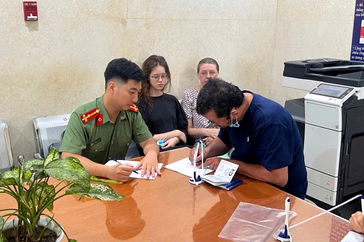 Công an phường Thanh Xuân đẩy mạnh tuyên truyền cài đặt Định danh điện tử mức 2 cho người nước ngoài- Ảnh 1.