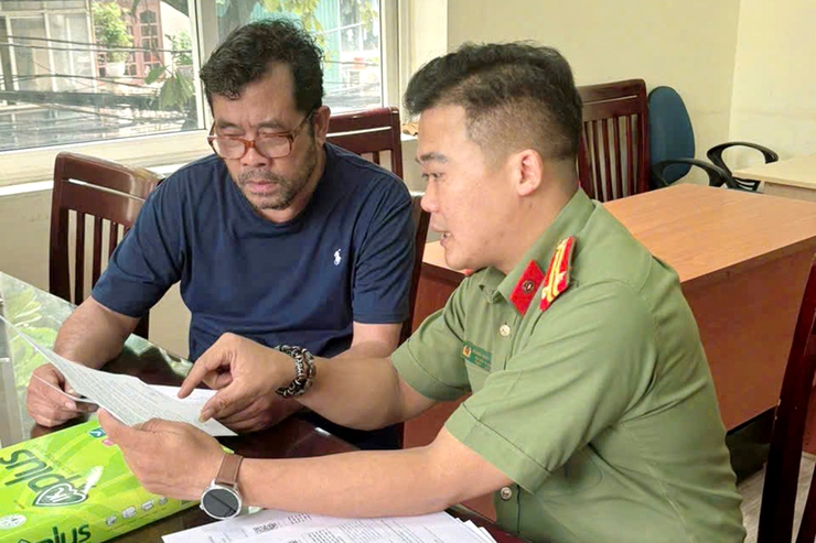 Công an phường Thanh Xuân đẩy mạnh tuyên truyền cài đặt Định danh điện tử mức 2 cho người nước ngoài- Ảnh 2.