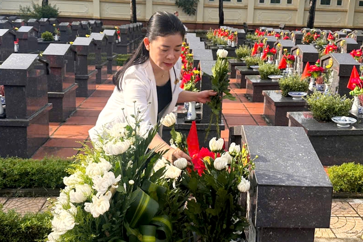 Đoàn đại biểu phường Thanh Xuân dâng hương tại Nghĩa trang Liệt sĩ Thành phố nhân kỷ niệm 78 năm ngày thương binh - liệt sĩ (27/7/1947 - 27/7/2025)- Ảnh 2.