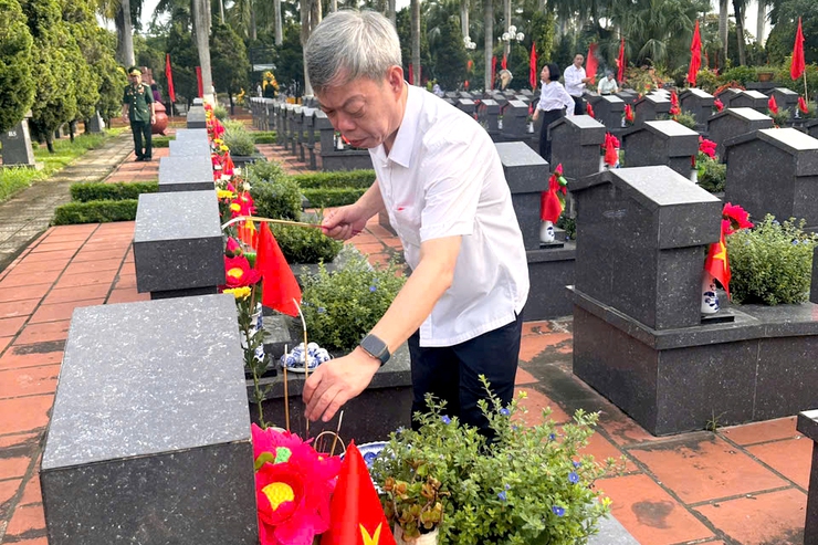 Đoàn đại biểu phường Thanh Xuân dâng hương tại Nghĩa trang Liệt sĩ Thành phố nhân kỷ niệm 78 năm ngày thương binh - liệt sĩ (27/7/1947 - 27/7/2025)- Ảnh 3.