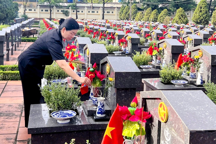 Đoàn đại biểu phường Thanh Xuân dâng hương tại Nghĩa trang Liệt sĩ Thành phố nhân kỷ niệm 78 năm ngày thương binh - liệt sĩ (27/7/1947 - 27/7/2025)- Ảnh 4.