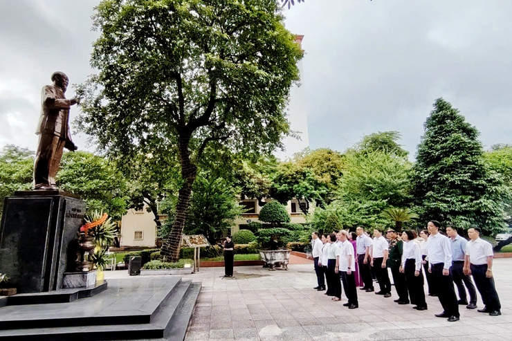 Đoàn đại biểu phường Thanh Xuân dâng hương tại Nghĩa trang Liệt sĩ Thành phố nhân kỷ niệm 78 năm ngày thương binh - liệt sĩ (27/7/1947 - 27/7/2025)- Ảnh 5.