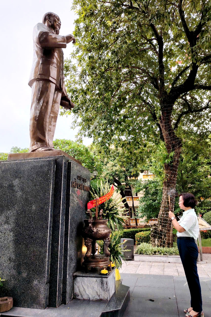 Đoàn đại biểu phường Thanh Xuân dâng hương tại Nghĩa trang Liệt sĩ Thành phố nhân kỷ niệm 78 năm ngày thương binh - liệt sĩ (27/7/1947 - 27/7/2025)- Ảnh 6.