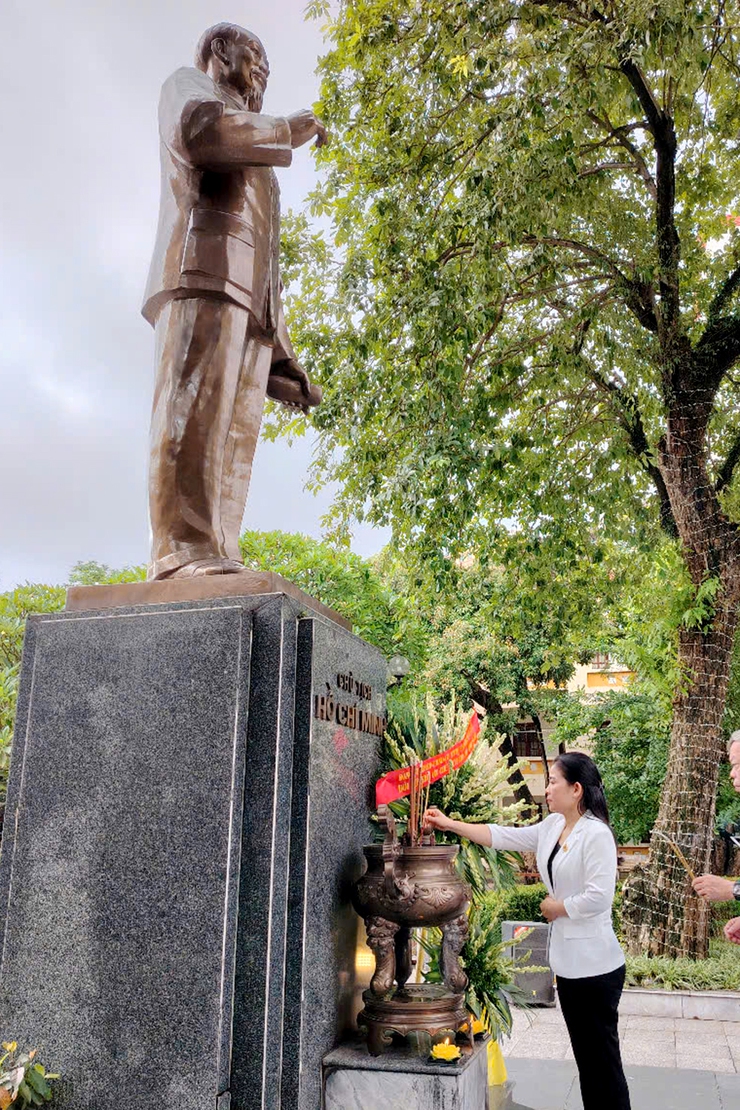 Đoàn đại biểu phường Thanh Xuân dâng hương tại Nghĩa trang Liệt sĩ Thành phố nhân kỷ niệm 78 năm ngày thương binh - liệt sĩ (27/7/1947 - 27/7/2025)- Ảnh 7.