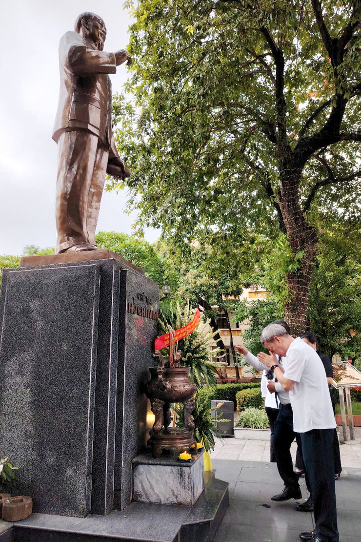 Đoàn đại biểu phường Thanh Xuân dâng hương tại Nghĩa trang Liệt sĩ Thành phố nhân kỷ niệm 78 năm ngày thương binh - liệt sĩ (27/7/1947 - 27/7/2025)- Ảnh 8.