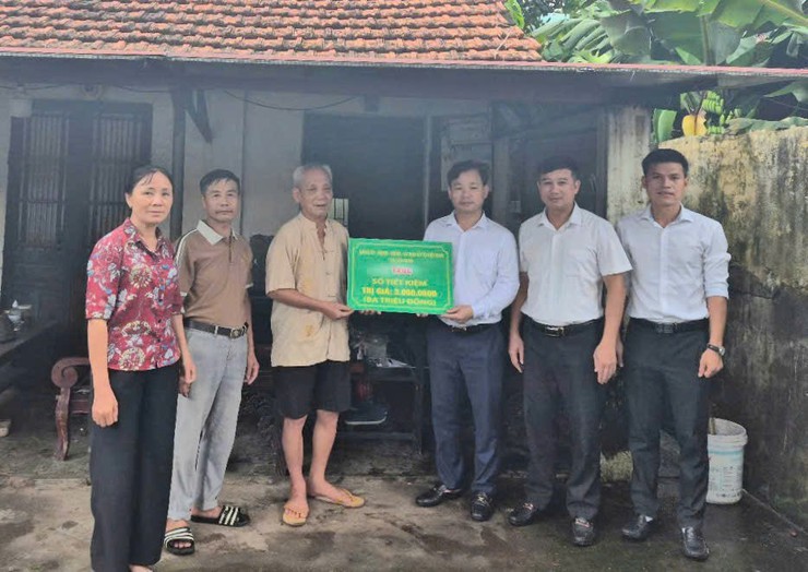 Bí thư Đảng ủy xã Nguyễn Tiến Toàn tặng quà gia đình chính sách- Ảnh 1.