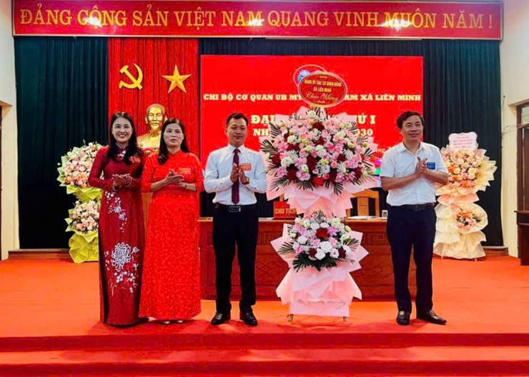 Tổ chức thành công Đại hội Chi bộ Cơ quan Ủy ban MTTQ Việt Nam xã Liên Minh lần thứ I, nhiệm kỳ 2025-2030- Ảnh 1.