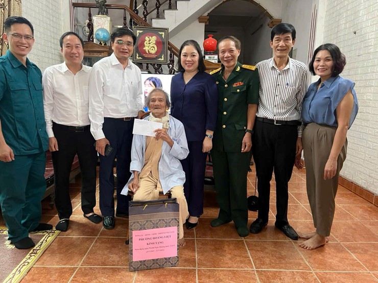 Phường Hoàng Liệt tổ chức thăm hỏi, tặng quà các gia đình chính sách nhân kỷ niệm 78 năm Ngày Thương binh - Liệt sỹ (27/7/1947 – 27/7/2025)
- Ảnh 1.