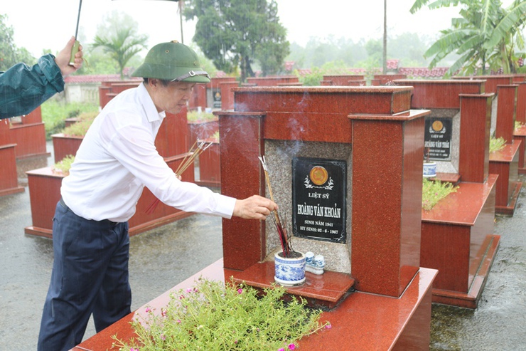 Lãnh đạo xã Phú Cát và Tiểu đoàn 2 – Cục Kỹ thuật Quân binh chủng tổ chức viếng nghĩa trang liệt sĩ nhân kỷ niệm 78 năm Ngày Thương binh - Liệt sĩ (27/7/1947 – 27/7/2025)- Ảnh 2.
