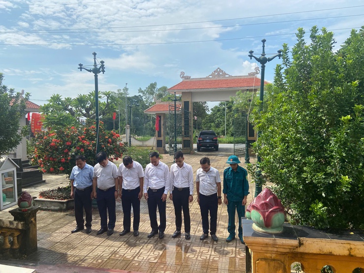 Đồng chí Hoàng Nguyên Ưng – Phó bí thư Đảng ủy – Chủ tịch UBND xã thăm tặng quà gia đình chính sách nhân dịp kỷ niệm 78 năm ngày thương binh liệt sĩ và viếng nghĩa trang Liệt sỹ- Ảnh 1.