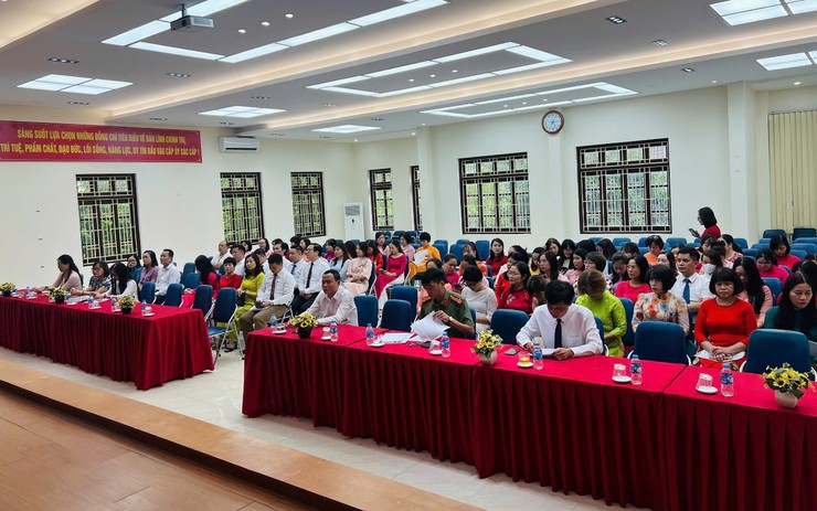 PHƯỜNG LÁNG TRAO QUYẾT ĐỊNH THÀNH LẬP, TỔ CHỨC LẠI ĐƠN VỊ SỰ NGHIỆP CÔNG LẬP VÀ BỔ NHIỆM VIÊN CHỨC QUẢN LÝ- Ảnh 1.