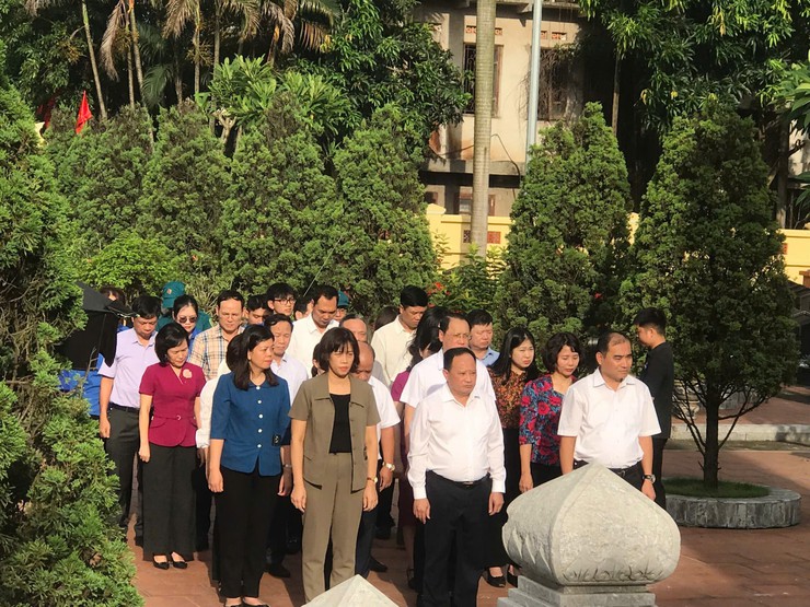 Phường Bạch Mai tổ chức đoàn công tác của Đảng ủy - HĐND - UBND - UB MTTQ Việt Nam phường dâng hương, tri ân các vị anh hùng liệt sĩ - Ảnh 1.