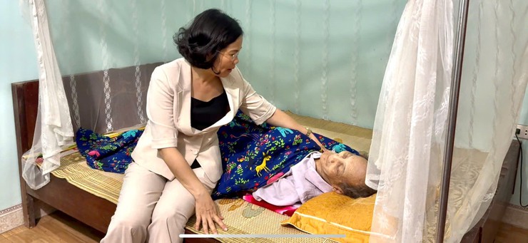 Phó Bí thư Thường trực Đảng ủy tặng quà gia đình chính sách- Ảnh 1.