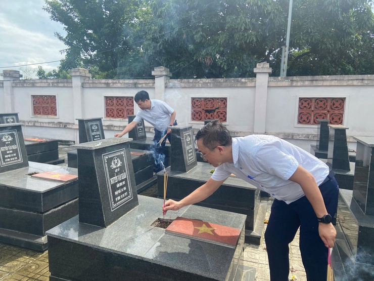 Đồng chí Hoàng Nguyên Ưng – Phó bí thư Đảng ủy – Chủ tịch UBND xã thăm tặng quà gia đình chính sách nhân dịp kỷ niệm 78 năm ngày thương binh liệt sĩ và viếng nghĩa trang Liệt sỹ- Ảnh 9.