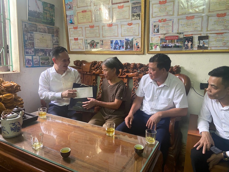 Đồng chí Hoàng Nguyên Ưng – Phó bí thư Đảng ủy – Chủ tịch UBND xã thăm tặng quà gia đình chính sách nhân dịp kỷ niệm 78 năm ngày thương binh liệt sĩ và viếng nghĩa trang Liệt sỹ- Ảnh 10.