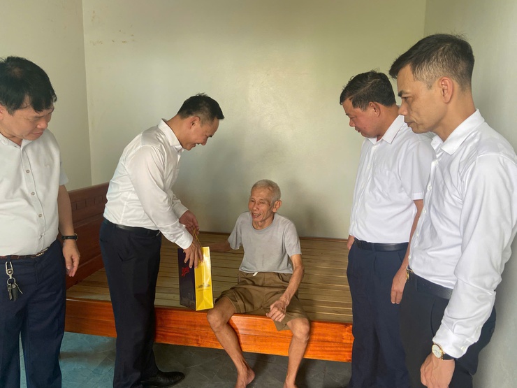 Đồng chí Hoàng Nguyên Ưng – Phó bí thư Đảng ủy – Chủ tịch UBND xã thăm tặng quà gia đình chính sách nhân dịp kỷ niệm 78 năm ngày thương binh liệt sĩ và viếng nghĩa trang Liệt sỹ- Ảnh 11.