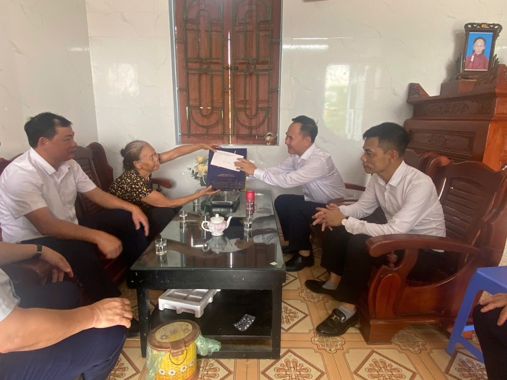 Đồng chí Hoàng Nguyên Ưng – Phó bí thư Đảng ủy – Chủ tịch UBND xã thăm tặng quà gia đình chính sách nhân dịp kỷ niệm 78 năm ngày thương binh liệt sĩ và viếng nghĩa trang Liệt sỹ- Ảnh 12.