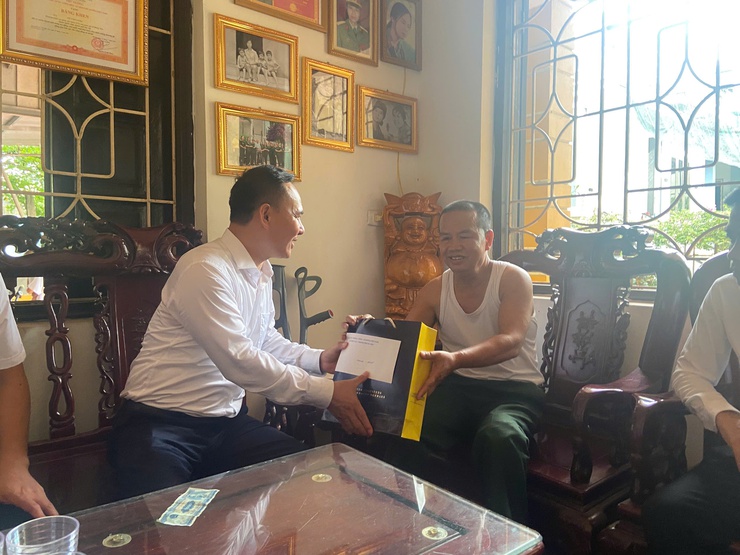 Đồng chí Hoàng Nguyên Ưng – Phó bí thư Đảng ủy – Chủ tịch UBND xã thăm tặng quà gia đình chính sách nhân dịp kỷ niệm 78 năm ngày thương binh liệt sĩ và viếng nghĩa trang Liệt sỹ- Ảnh 13.