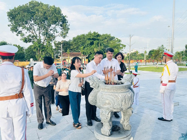 LỄ ĐẶT VÒNG HOA VÀ DÂNG HƯƠNG TƯỞNG NIỆM CÁC ANH HÙNG LIỆT SĨ NHÂN KỶ NIỆM 78 NĂM NGÀY THƯƠNG BINH LIỆT SĨ (27/7/1947 – 27/7/2025)- Ảnh 2.