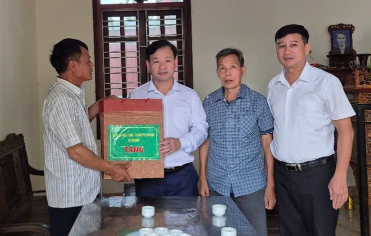 Bí thư Đảng ủy xã Nguyễn Tiến Toàn tặng quà gia đình chính sách- Ảnh 2.