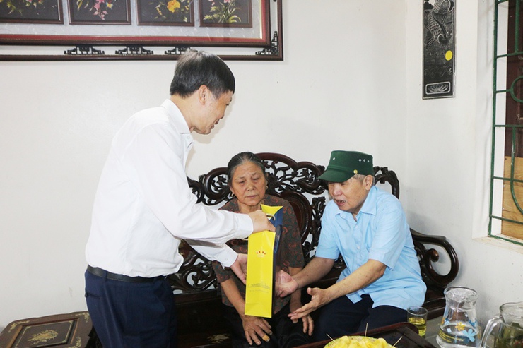 Đồng chí Đàm Công Lợi – Bí thư Đảng ủy, Chủ tịch HĐND xã Phú Cát thăm, tặng quà các gia đình chính sách nhân kỷ niệm 78 năm Ngày Thương binh - Liệt sĩ- Ảnh 2.