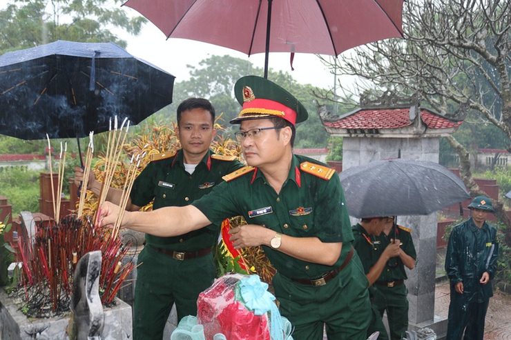 Lãnh đạo xã Phú Cát và Tiểu đoàn 2 – Cục Kỹ thuật Quân binh chủng tổ chức viếng nghĩa trang liệt sĩ nhân kỷ niệm 78 năm Ngày Thương binh - Liệt sĩ (27/7/1947 – 27/7/2025)- Ảnh 3.