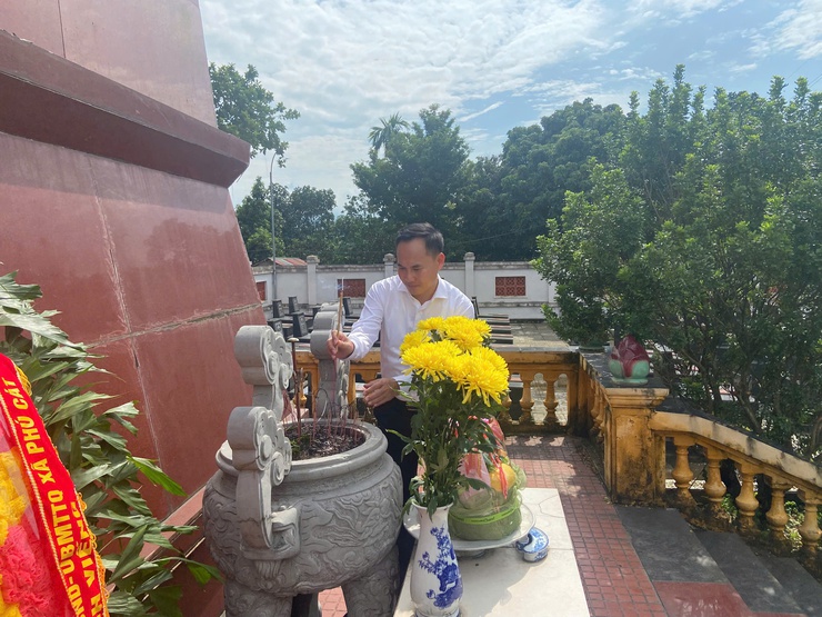 Đồng chí Hoàng Nguyên Ưng – Phó bí thư Đảng ủy – Chủ tịch UBND xã thăm tặng quà gia đình chính sách nhân dịp kỷ niệm 78 năm ngày thương binh liệt sĩ và viếng nghĩa trang Liệt sỹ- Ảnh 2.