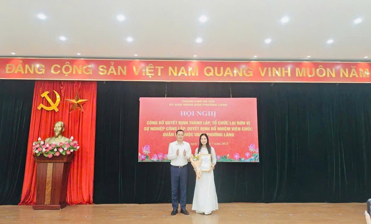 PHƯỜNG LÁNG TRAO QUYẾT ĐỊNH THÀNH LẬP, TỔ CHỨC LẠI ĐƠN VỊ SỰ NGHIỆP CÔNG LẬP VÀ BỔ NHIỆM VIÊN CHỨC QUẢN LÝ- Ảnh 2.