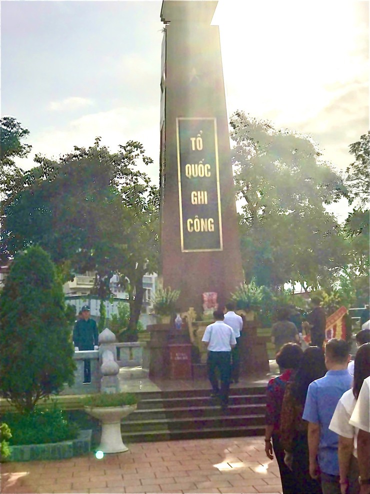Phường Bạch Mai tổ chức đoàn công tác của Đảng ủy - HĐND - UBND - UB MTTQ Việt Nam phường dâng hương, tri ân các vị anh hùng liệt sĩ - Ảnh 2.