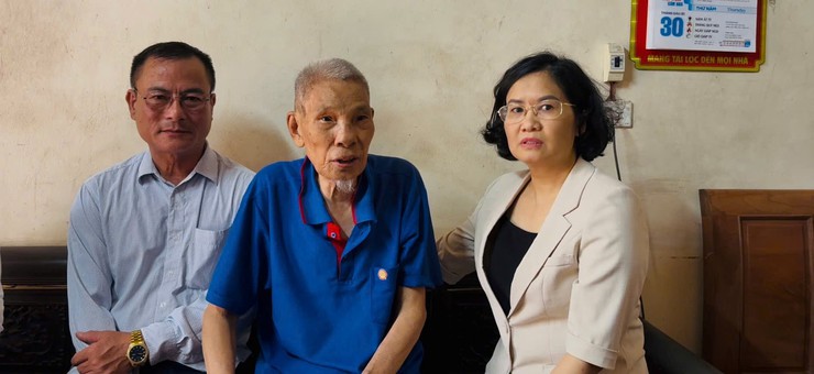 Phó Bí thư Thường trực Đảng ủy tặng quà gia đình chính sách- Ảnh 2.