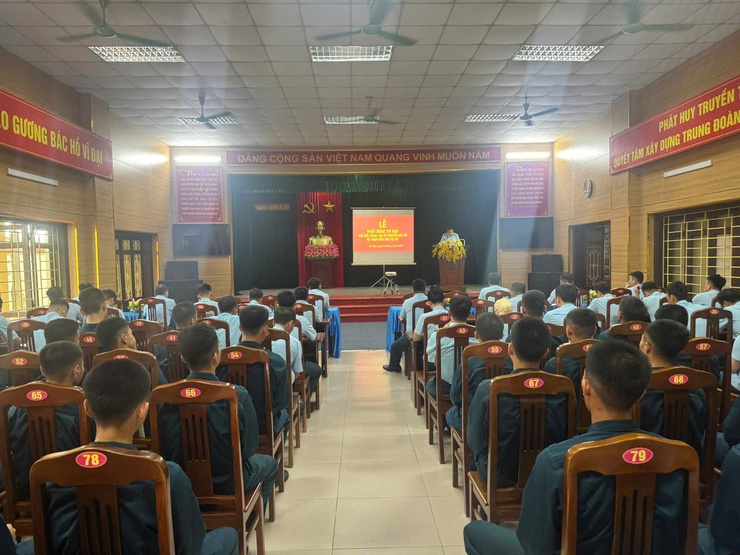 TRUNG ĐOÀN 236 TỔ CHỨC LỄ PHÁT ĐỘNG THI ĐUA ĐỔI MỚI SÁNG TẠO, CHUYỂN ĐỔI SỐ VÀ BÌNH DÂN HỌC VỤ SỐ- Ảnh 2.