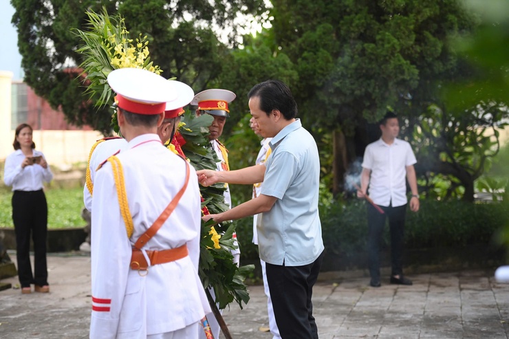 LỄ ĐẶT VÒNG HOA VÀ DÂNG HƯƠNG TƯỞNG NIỆM CÁC ANH HÙNG LIỆT SĨ NHÂN KỶ NIỆM 78 NĂM NGÀY THƯƠNG BINH LIỆT SĨ (27/7/1947 – 27/7/2025)- Ảnh 11.