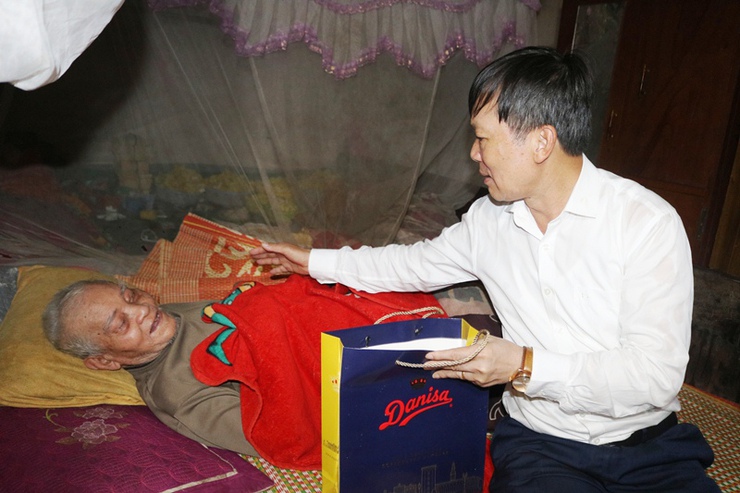 Đồng chí Đàm Công Lợi – Bí thư Đảng ủy, Chủ tịch HĐND xã Phú Cát thăm, tặng quà các gia đình chính sách nhân kỷ niệm 78 năm Ngày Thương binh - Liệt sĩ- Ảnh 3.