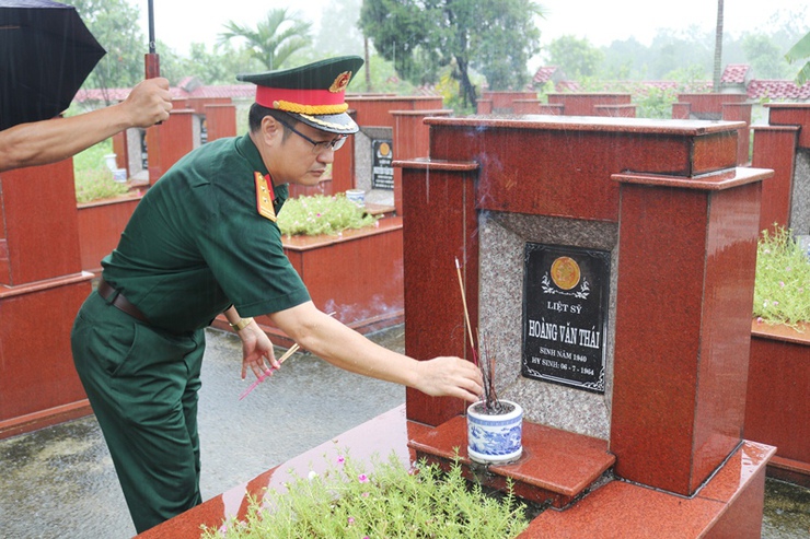Lãnh đạo xã Phú Cát và Tiểu đoàn 2 – Cục Kỹ thuật Quân binh chủng tổ chức viếng nghĩa trang liệt sĩ nhân kỷ niệm 78 năm Ngày Thương binh - Liệt sĩ (27/7/1947 – 27/7/2025)- Ảnh 4.