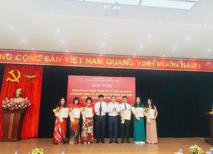 PHƯỜNG LÁNG TRAO QUYẾT ĐỊNH THÀNH LẬP, TỔ CHỨC LẠI ĐƠN VỊ SỰ NGHIỆP CÔNG LẬP VÀ BỔ NHIỆM VIÊN CHỨC QUẢN LÝ- Ảnh 3.