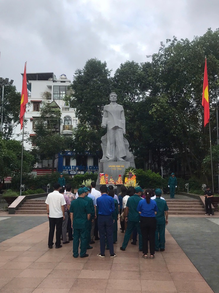Phường Bạch Mai tổ chức đoàn công tác của Đảng ủy - HĐND - UBND - UB MTTQ Việt Nam phường dâng hương, tri ân các vị anh hùng liệt sĩ - Ảnh 3.