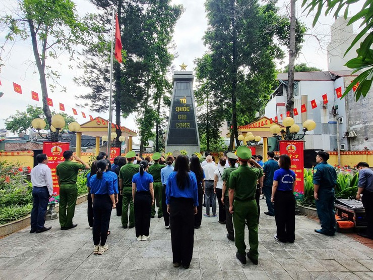 Phường Đại Mỗ tri ân các anh hùng liệt sỹ tại Nghĩa trang Liệt sỹ 
Đại Mỗ - Tây Mỗ
- Ảnh 3.