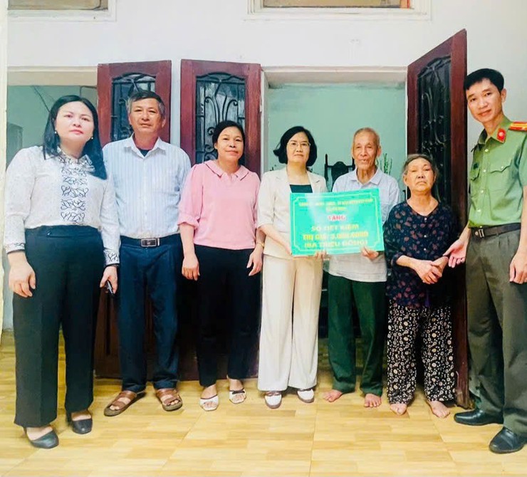 Phó Bí thư Thường trực Đảng ủy tặng quà gia đình chính sách- Ảnh 3.