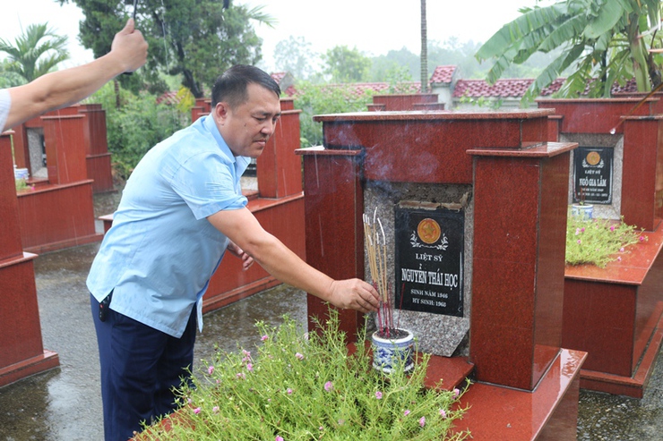 Lãnh đạo xã Phú Cát và Tiểu đoàn 2 – Cục Kỹ thuật Quân binh chủng tổ chức viếng nghĩa trang liệt sĩ nhân kỷ niệm 78 năm Ngày Thương binh - Liệt sĩ (27/7/1947 – 27/7/2025)- Ảnh 5.