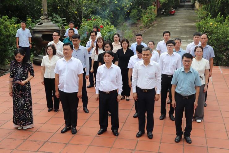 Lãnh đạo xã Thuận An viếng Nghĩa trang Liệt sỹ nhân kỷ niệm 78 năm ngày Thương binh - Liệt sỹ- Ảnh 6.