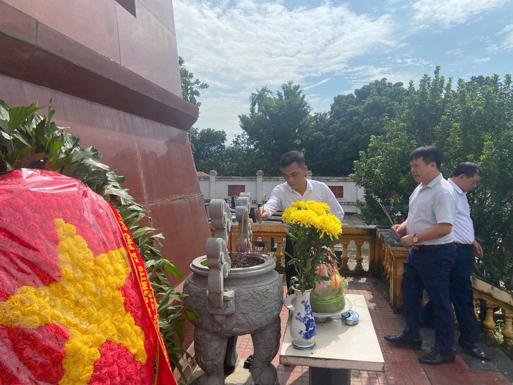 Đồng chí Hoàng Nguyên Ưng – Phó bí thư Đảng ủy – Chủ tịch UBND xã thăm tặng quà gia đình chính sách nhân dịp kỷ niệm 78 năm ngày thương binh liệt sĩ và viếng nghĩa trang Liệt sỹ- Ảnh 3.