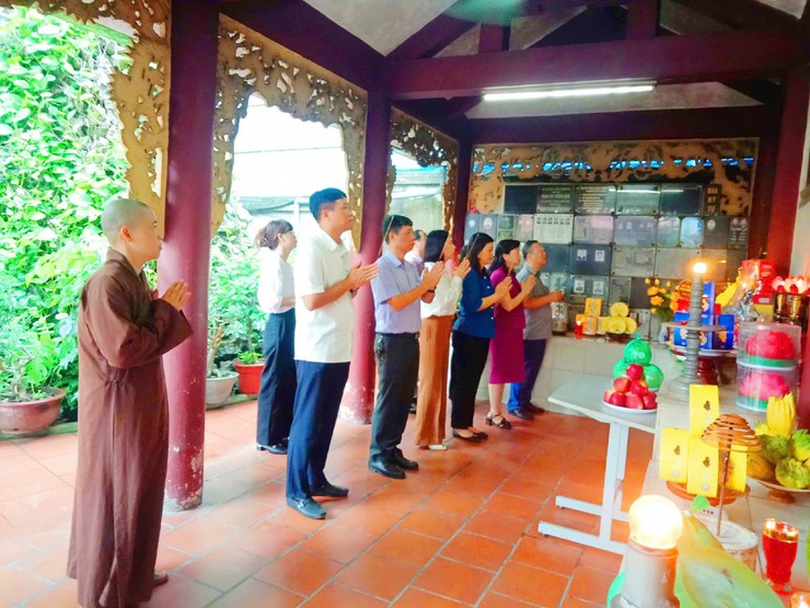 Phường Bạch Mai tổ chức đoàn công tác của Đảng ủy - HĐND - UBND - UB MTTQ Việt Nam phường dâng hương, tri ân các vị anh hùng liệt sĩ - Ảnh 4.