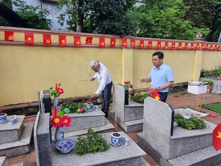 Phường Đại Mỗ tri ân các anh hùng liệt sỹ tại Nghĩa trang Liệt sỹ 
Đại Mỗ - Tây Mỗ
- Ảnh 4.